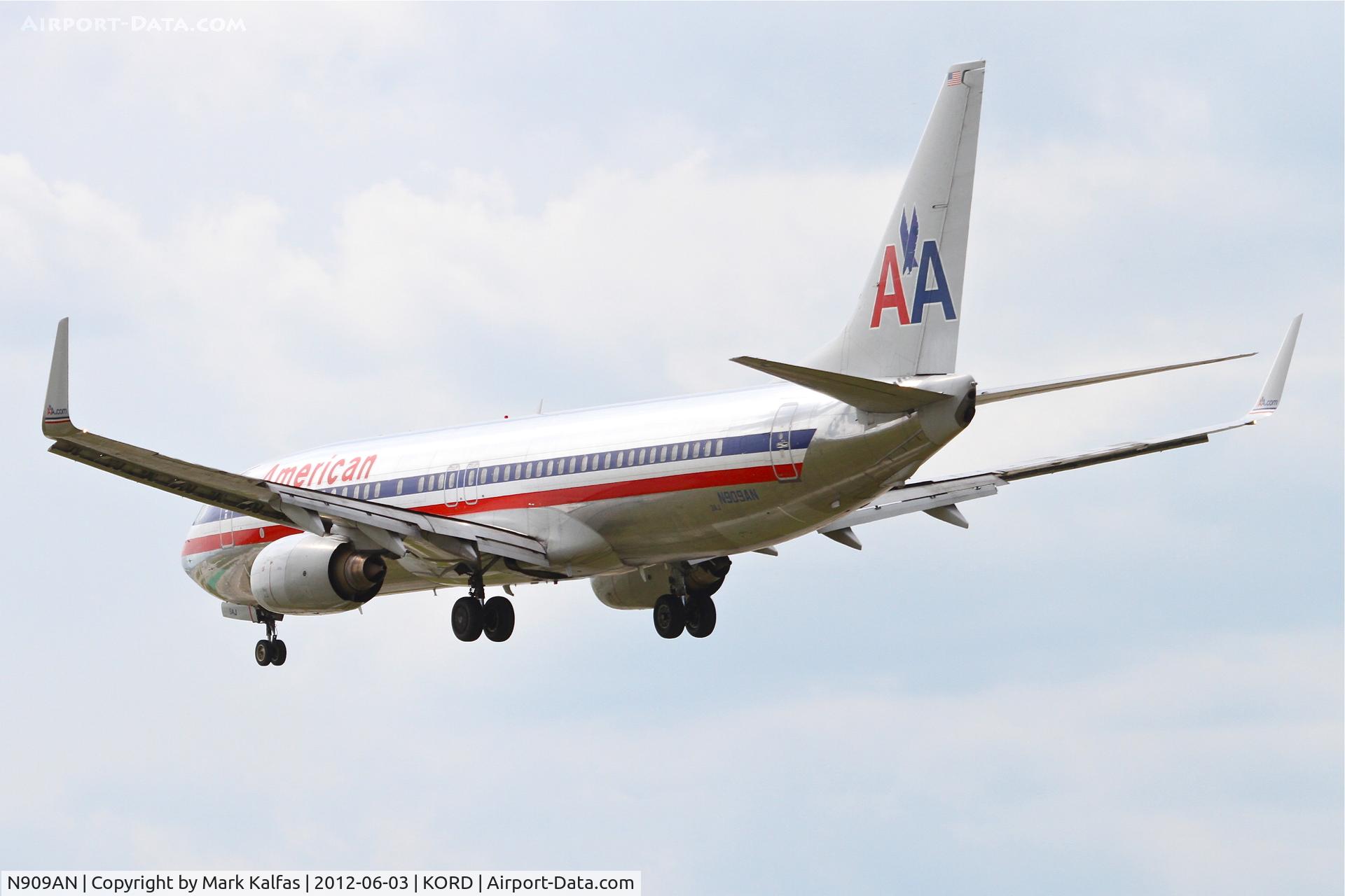 N909AN, 1999 Boeing 737-823 C/N 29511, American Airlines Boeing 737-823, AAL448 arriving from Cancun Int'l /MMUN, RWY 28 approach KORD.
