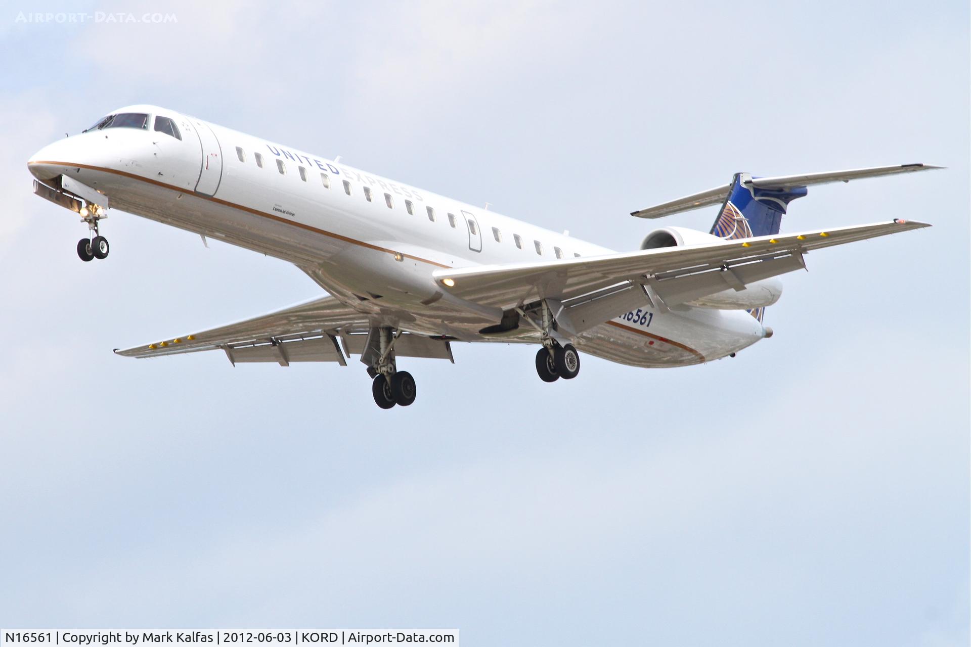 N16561, 2002 Embraer ERJ-145LR (EMB-145LR) C/N 145610, ExpressJet/United Express Embraer EMB-145LR, ASQ5826 arriving from Fargo, South Dakota-Joe Foss Field /KFSD, on approach to RWY 28 at Chicago's O'Hare.