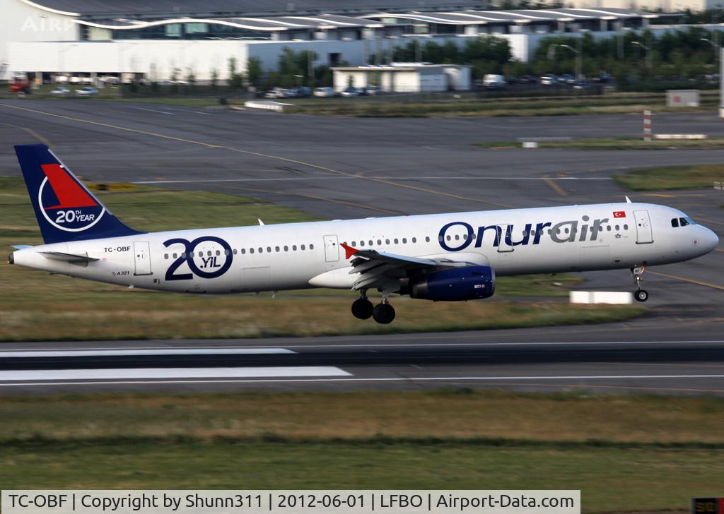 TC-OBF, 1999 Airbus A321-131 C/N 963, Landing rwy 14R with additional '20th anniversary' titles