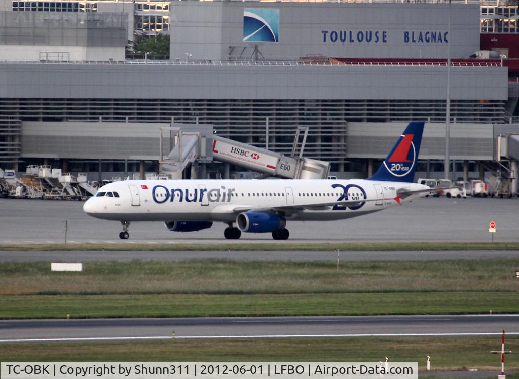 TC-OBK, 1998 Airbus A321-231 C/N 792, Taxiing to his gate... additional '20th anniversary' titles