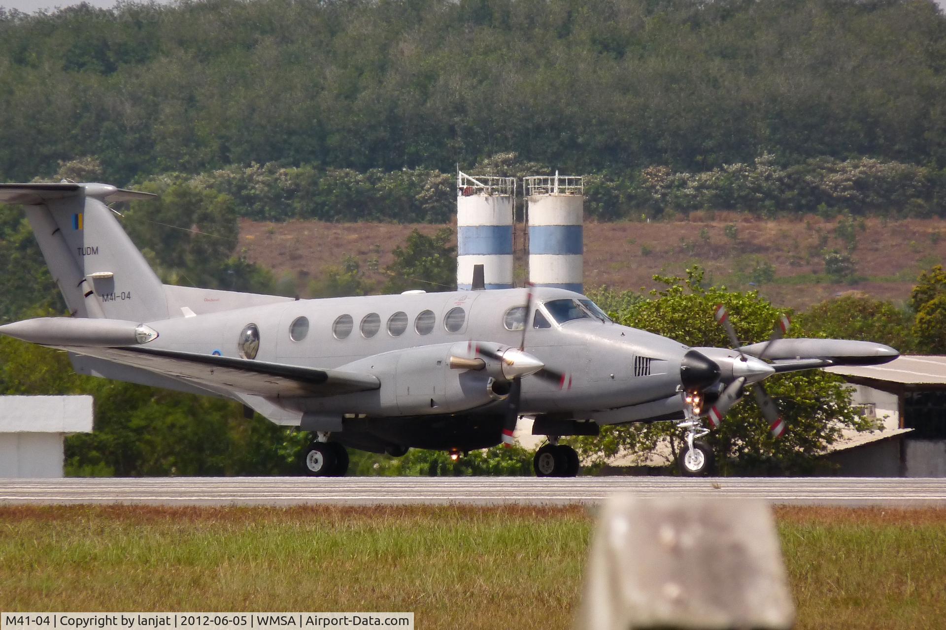 M41-04, Beech B200T Super King Air King Air C/N BT-38, Hold to Approach