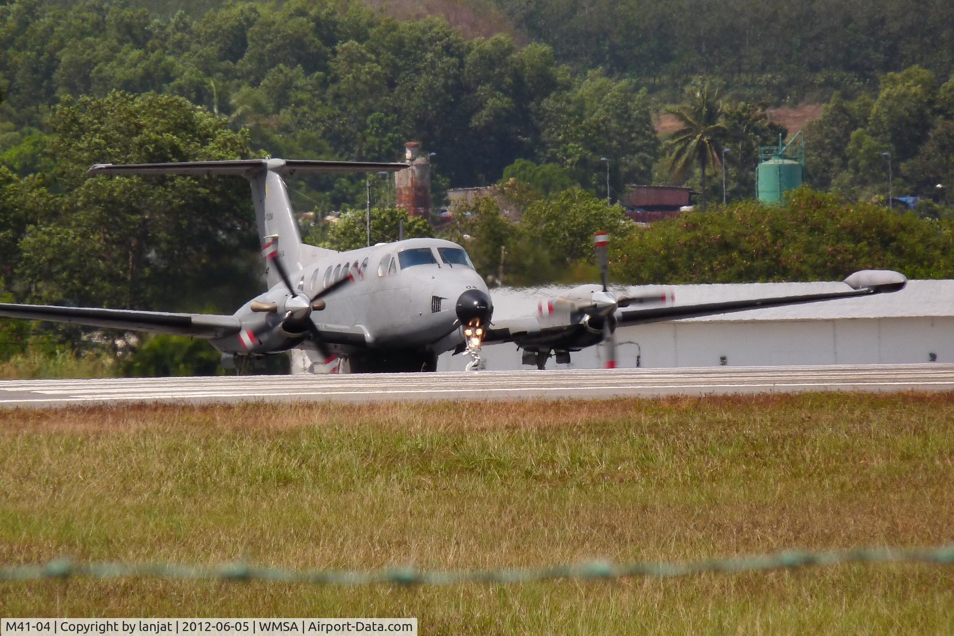 M41-04, Beech B200T Super King Air King Air C/N BT-38, Hold to Approach