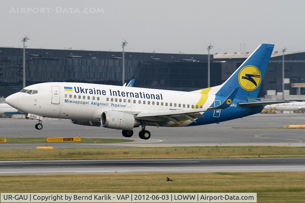UR-GAU, 1992 Boeing 737-5Y0 C/N 25182, Shortly before touching down on Rwy 16