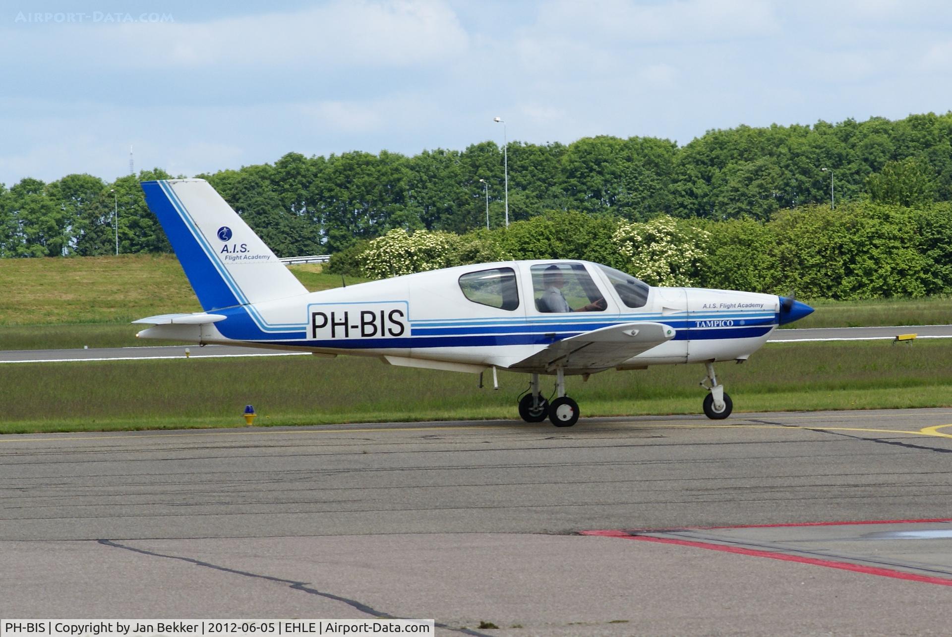 PH-BIS, 1991 Socata TB-9C Tampico Club C/N 1257, Heading for the runway