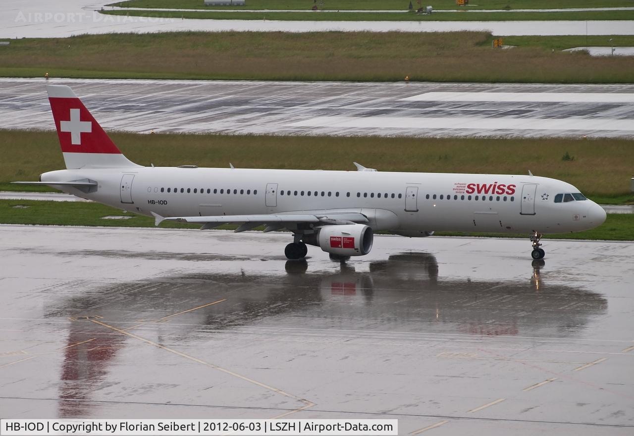 HB-IOD, 1995 Airbus A321-111 C/N 522, taxi to the active