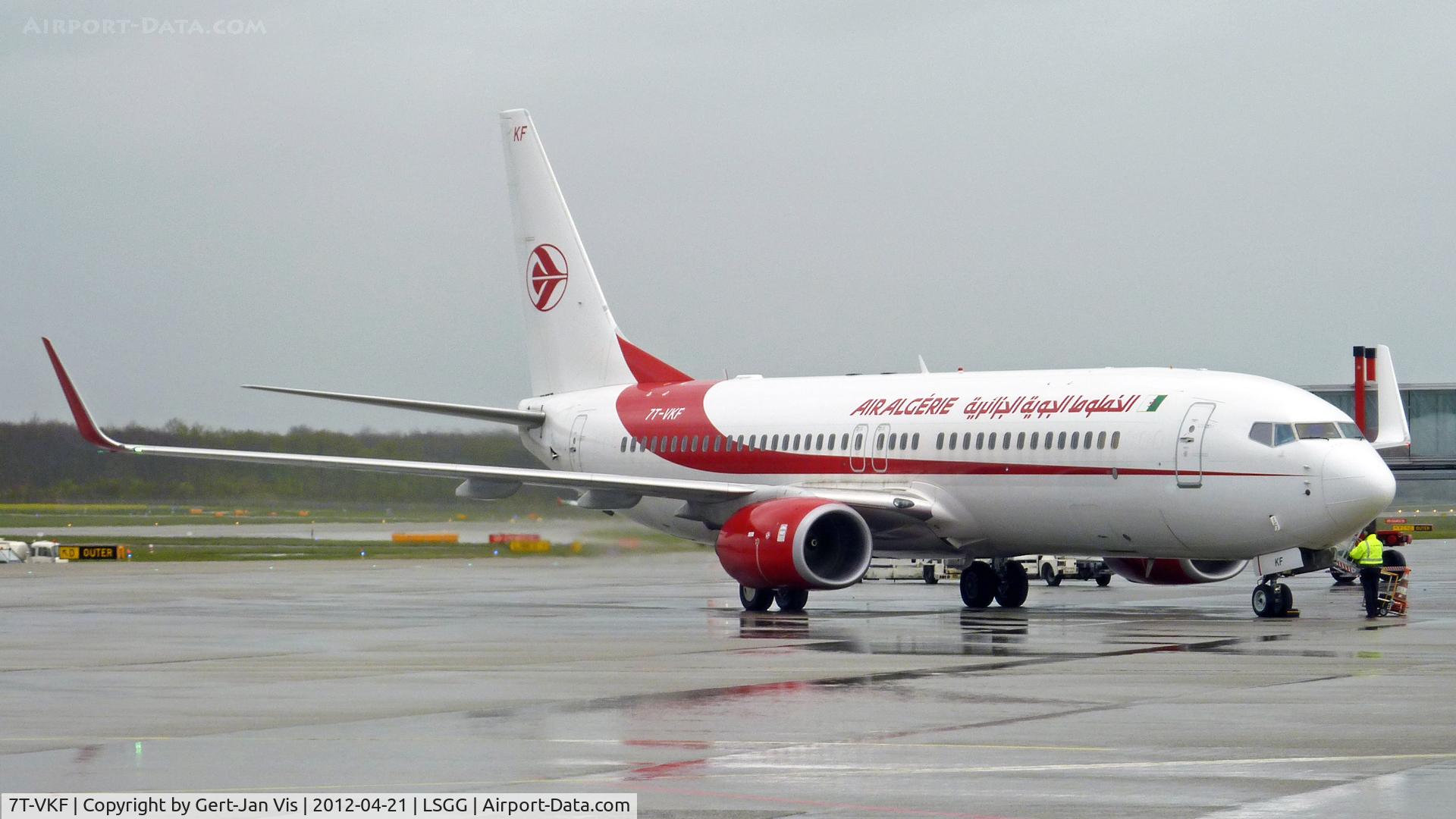 7T-VKF, 2010 Boeing 737-8D6 C/N 40860, Standing in the rain