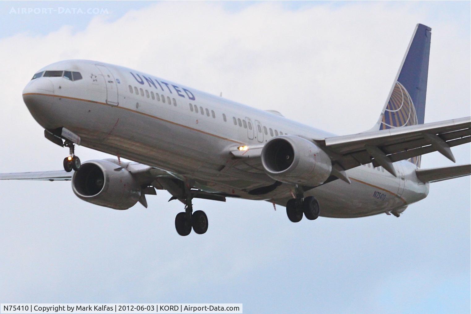 N75410, 2001 Boeing 737-924 C/N 30127, United Airlines Boeing 737-924, UAL1083 arriving from KIAH, RWY 28 approach KORD.