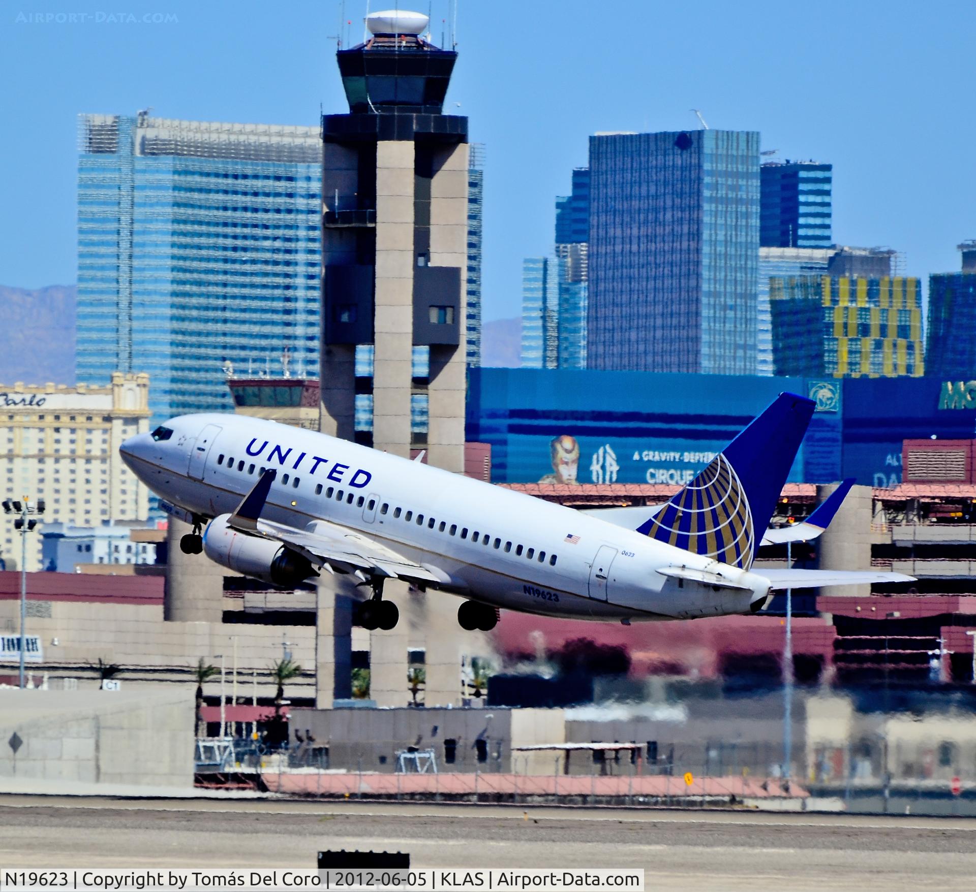 N19623, 1995 Boeing 737-524 C/N 27527, N19623 United Airlines 1995 Boeing 737-524 C/N (cn 27527/2672)

- Las Vegas - McCarran International (LAS / KLAS)
USA - Nevada, June 5, 2012
Photo: Tomás Del Coro