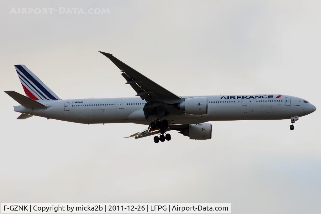 F-GZNK, 2011 Boeing 777-328/ER C/N 39971, Landing