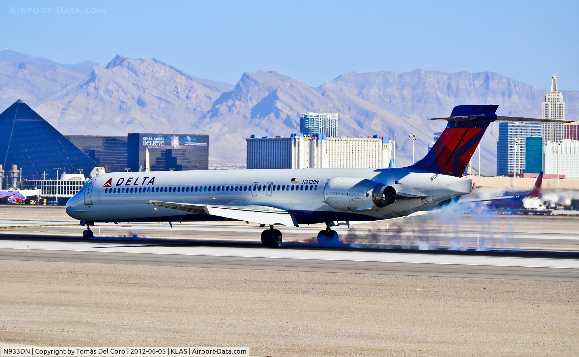 N933DN, 1997 McDonnell Douglas MD-90-30 C/N 53543, N933DN Delta Air Lines Mcdonnell Douglas MD-90-30 C/N 53543

- Las Vegas - McCarran International (LAS / KLAS)
USA - Nevada, June 5, 2012
Photo: Tomás Del Coro