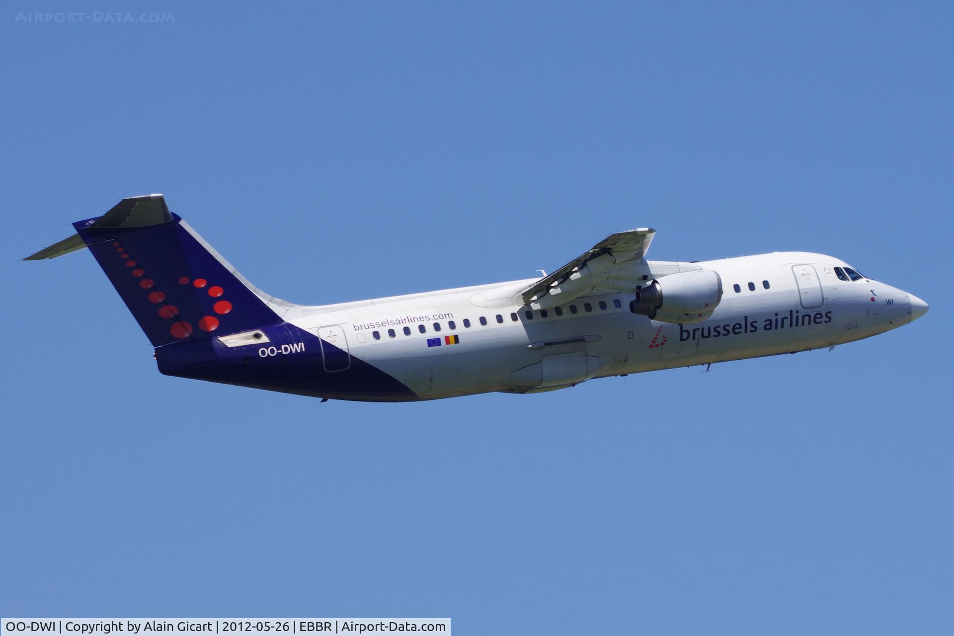 OO-DWI, 1999 British Aerospace Avro 146-RJ100 C/N E3342, Take off