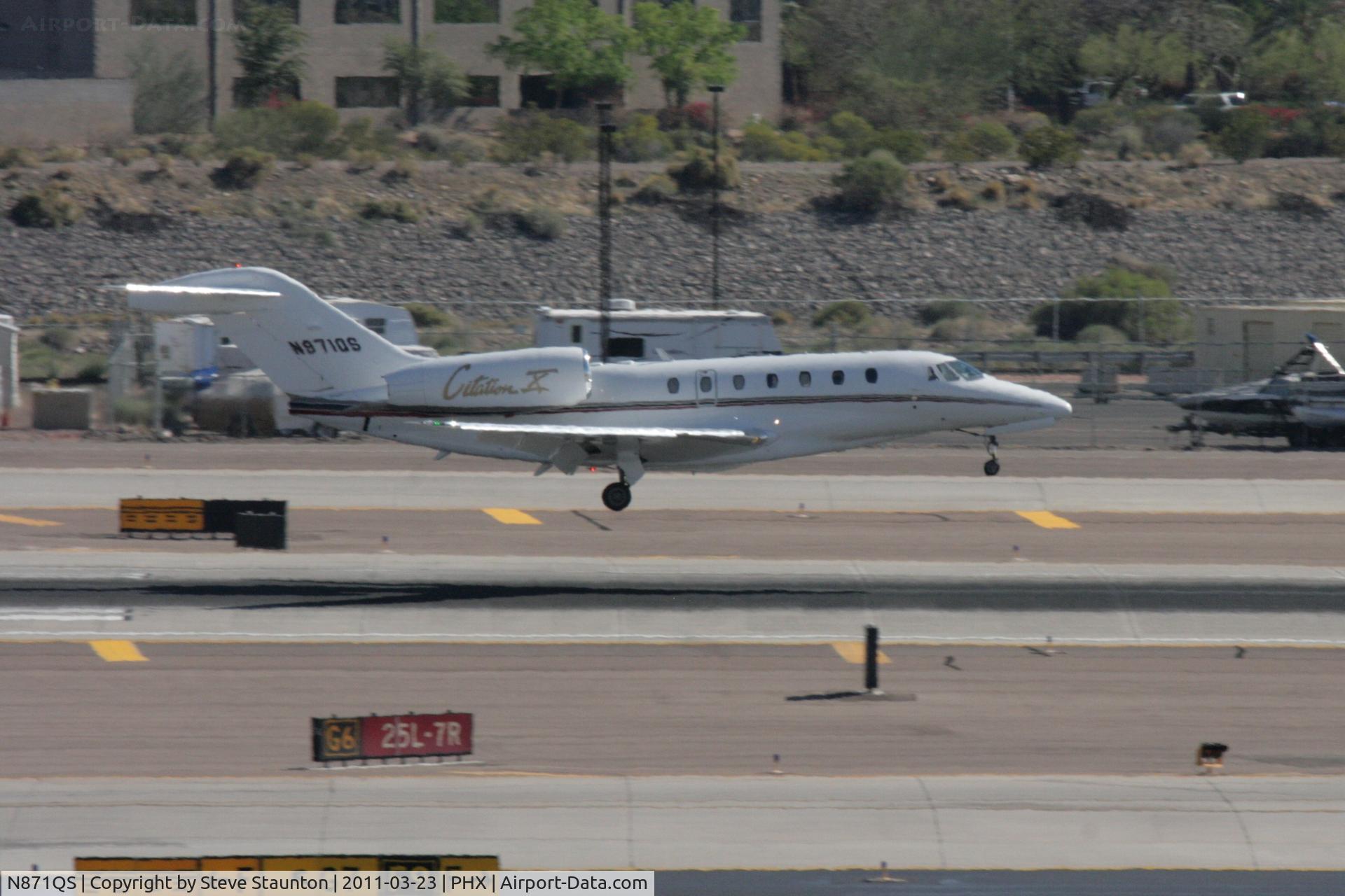 N871QS, 2006 Raytheon Hawker 800XP C/N 258763, Taken at Phoenix Sky Harbor Airport, in March 2011 whilst on an Aeroprint Aviation tour