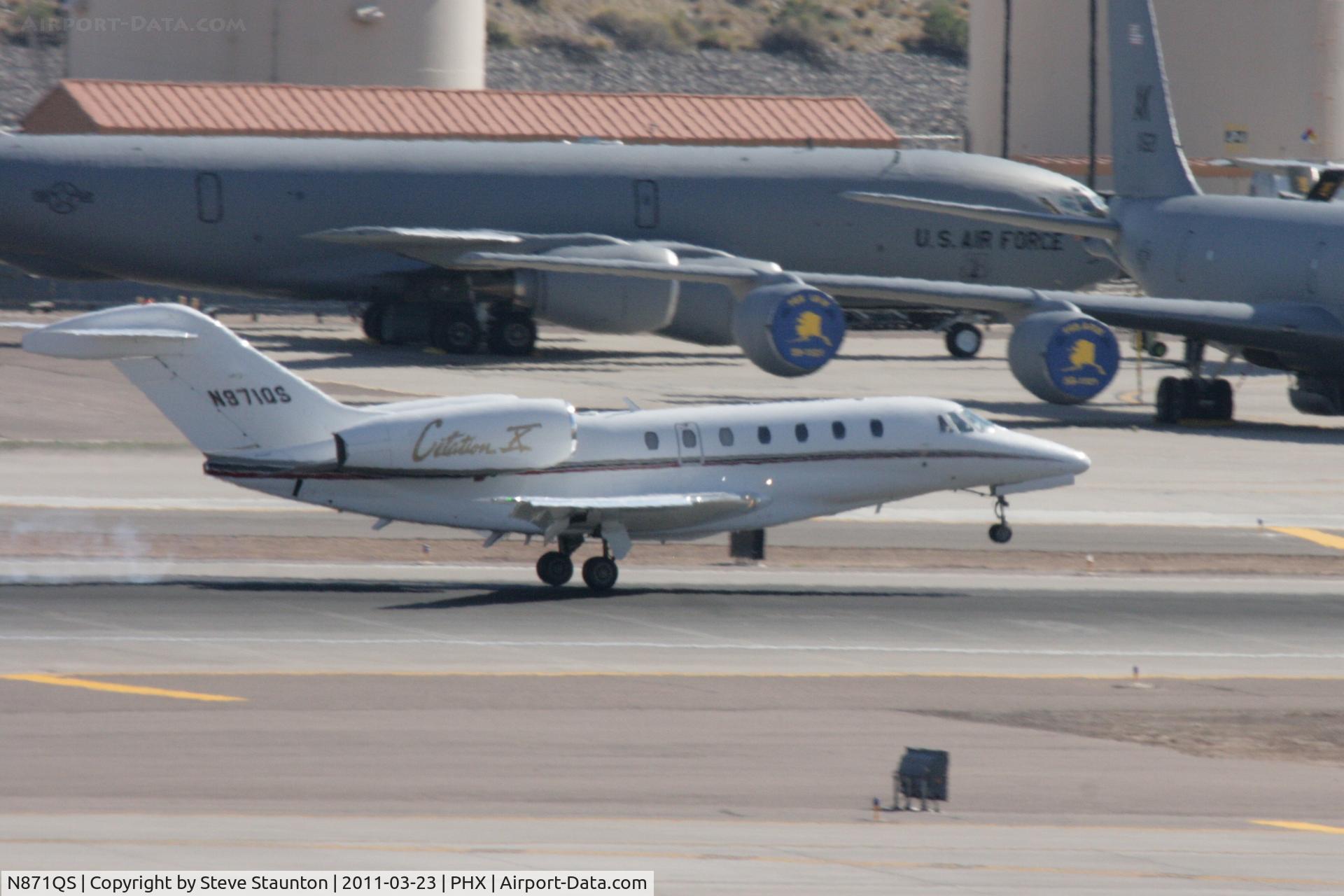 N871QS, 2006 Raytheon Hawker 800XP C/N 258763, Taken at Phoenix Sky Harbor Airport, in March 2011 whilst on an Aeroprint Aviation tour