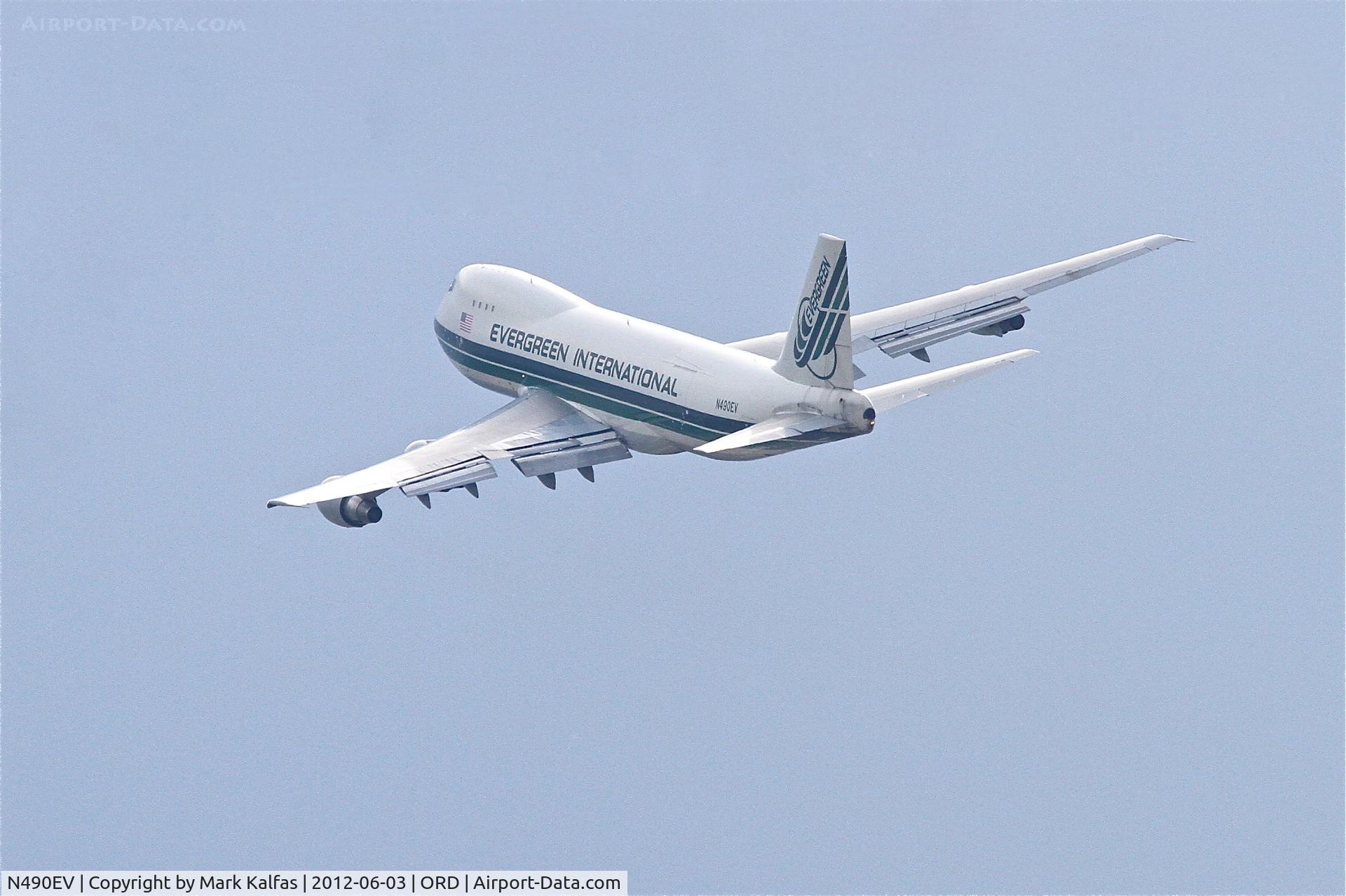 N490EV, 1988 Boeing 747-230F C/N 24138, Evergreen International Airlines Flight #876 arriving from Anchorage, is on the missed approach RWY 28 at Chicago's O'Hare..An American Airlines 738 (N989AN) had touched down less than a minute prior to Evergreen's arrival and did not clear the runway.
