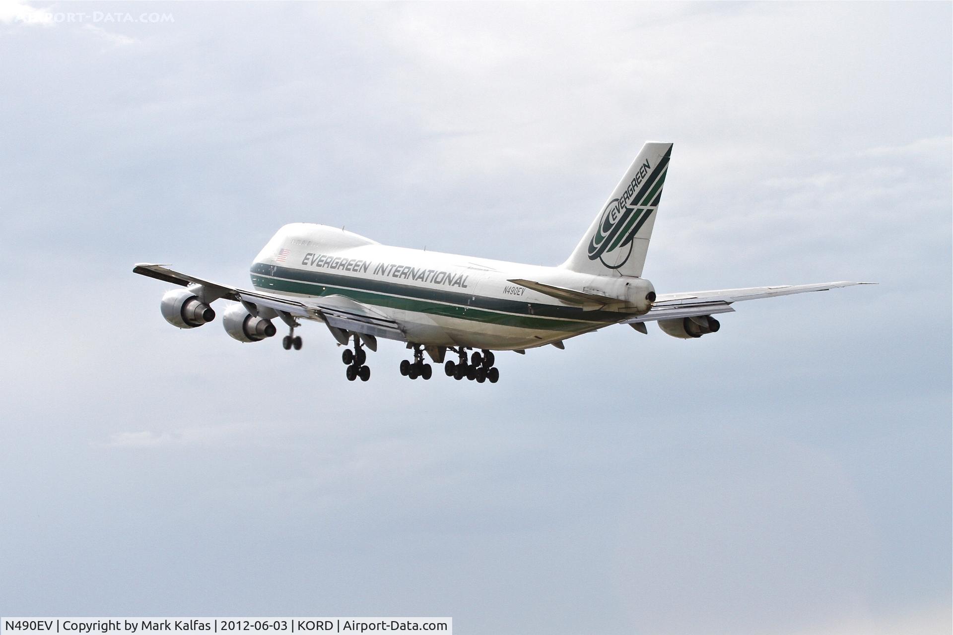 N490EV, 1988 Boeing 747-230F C/N 24138, TOGA! Evergreen flt# 876 arriving from Anchorage, is on the missed approach RWY 28 at O'Hare...An American Airlines 738 (N989AN) had touched down less than a minute prior to Evergreen's arrival and did not clear the runway.