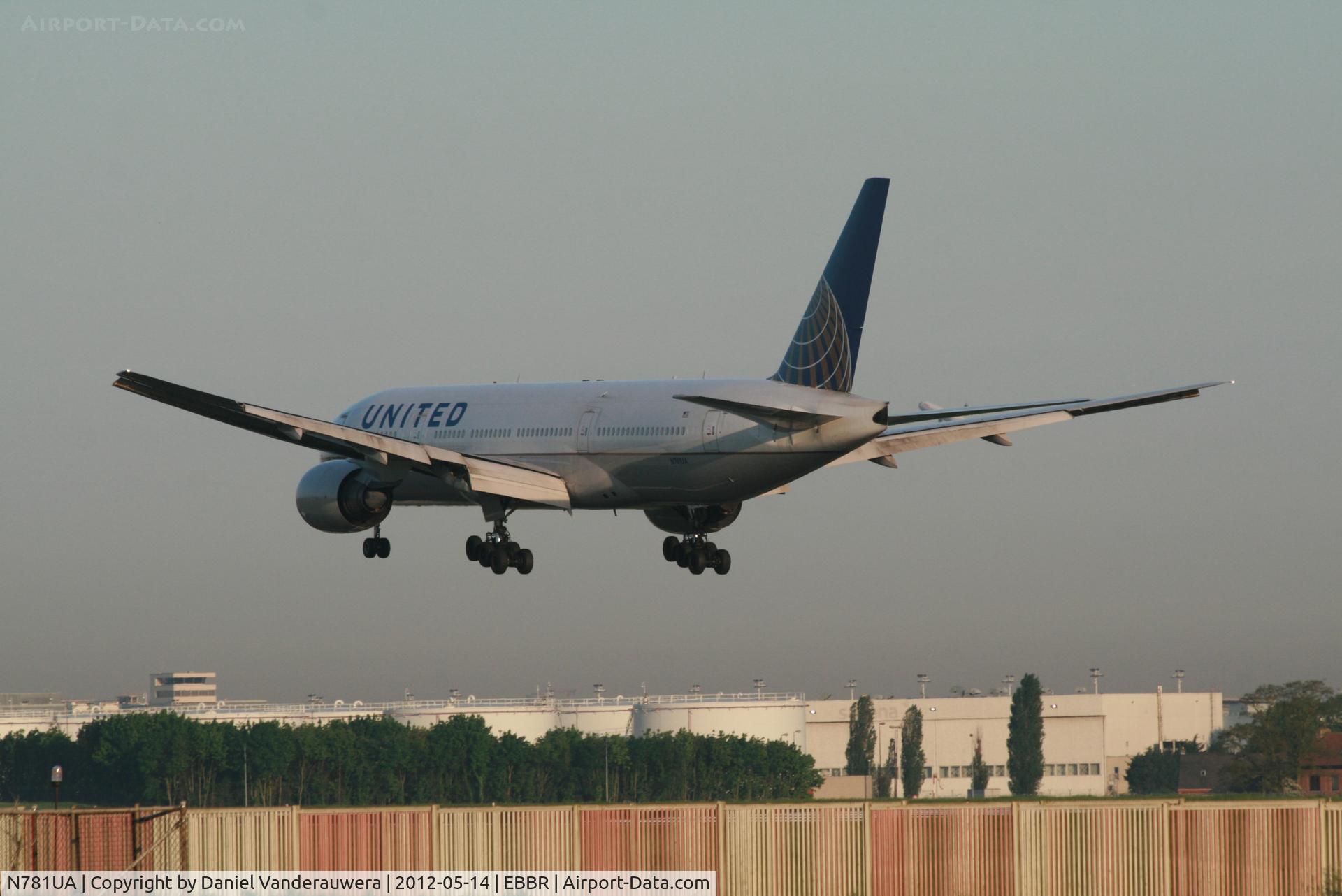 N781UA, 1996 Boeing 777-222 C/N 26945, Early arrival to RWY 25L - flight UA950