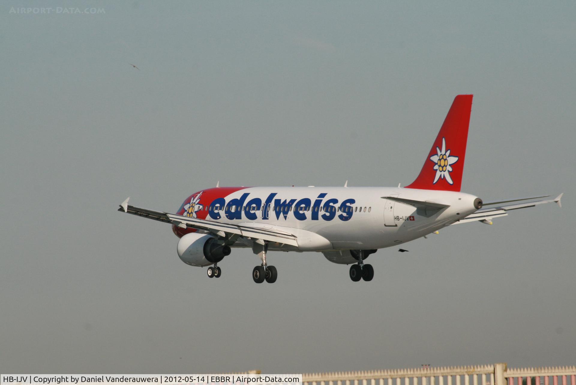 HB-IJV, 2003 Airbus A320-214 C/N 2024, Flight LX786 is descending to RWY 25L
