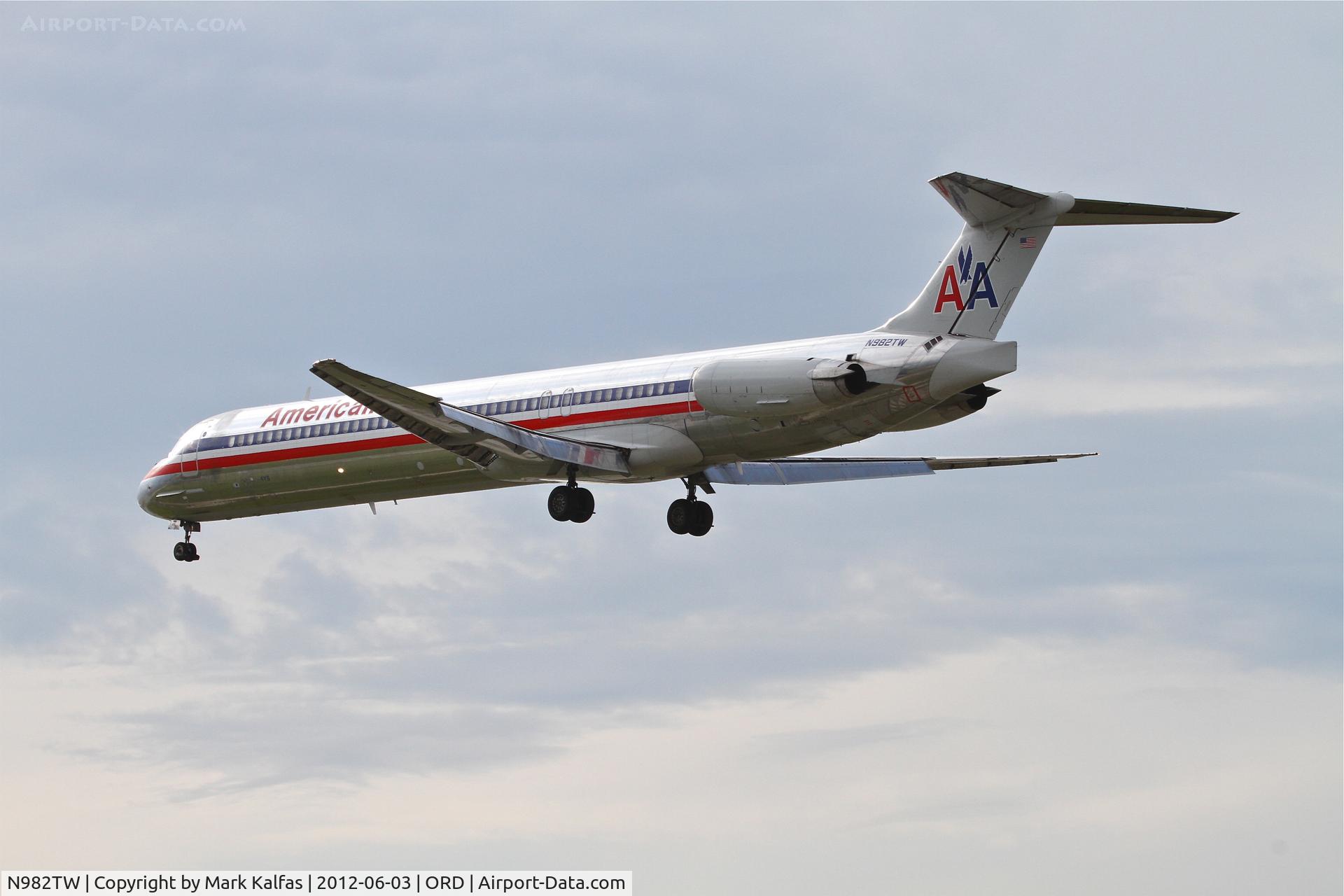 N982TW, 1999 McDonnell Douglas MD-83 (DC-9-83) C/N 53632, American Airlines Mcdonnell Douglas DC-9-83, AAL2321 arriving from Dallas-Fort Worth/KDFW, RWY 28 approach KORD.