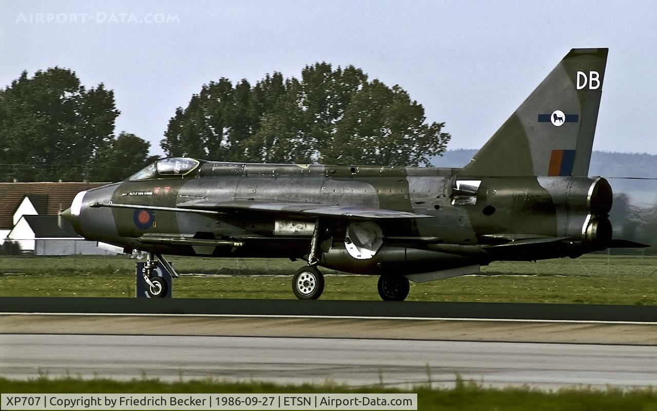 XP707, 1963 English Electric Lightning F.3 C/N 95161, coming to halt after touchdown
