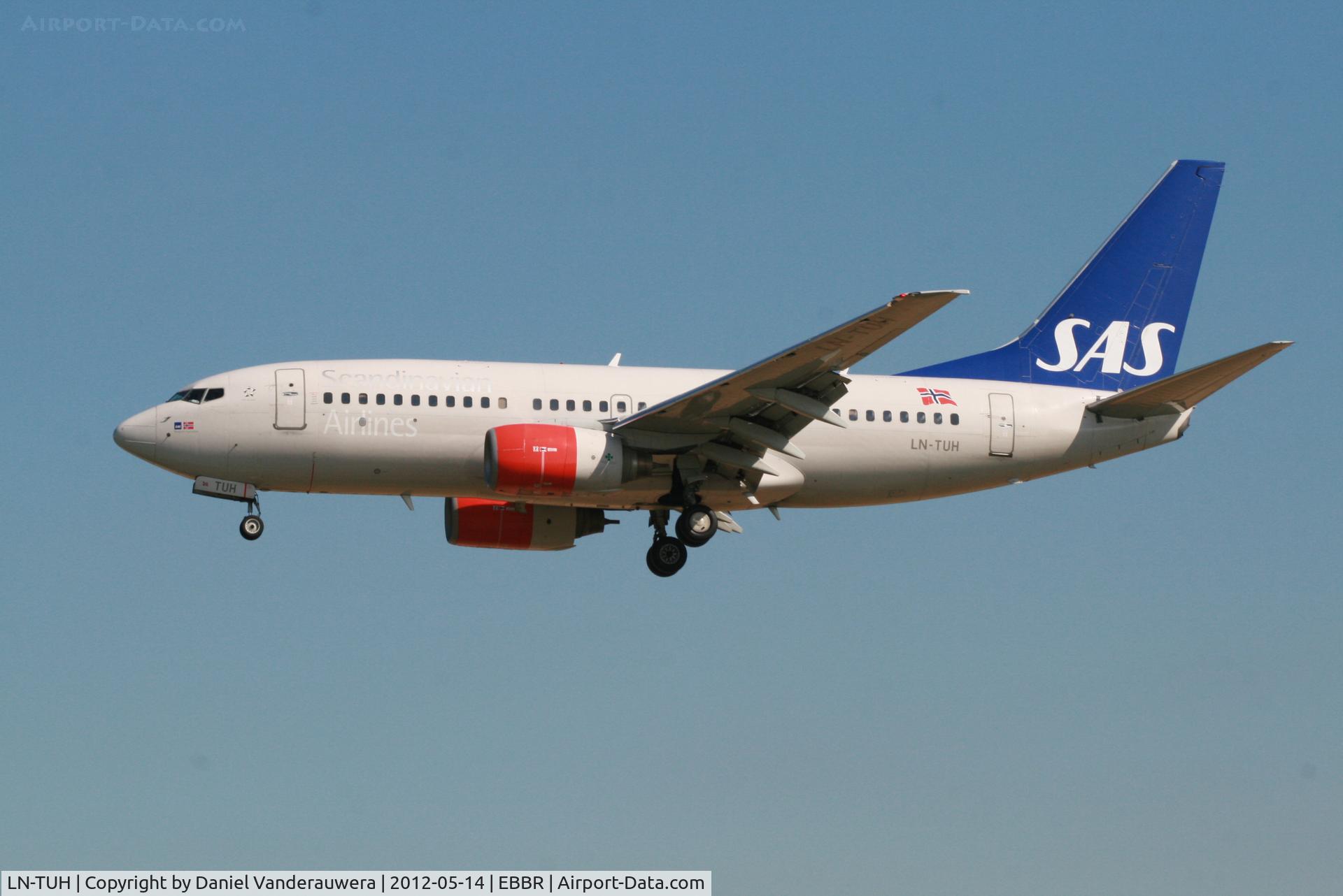 LN-TUH, 1999 Boeing 737-705 C/N 29093, Arrival of flight SK4743 to RWY 25L