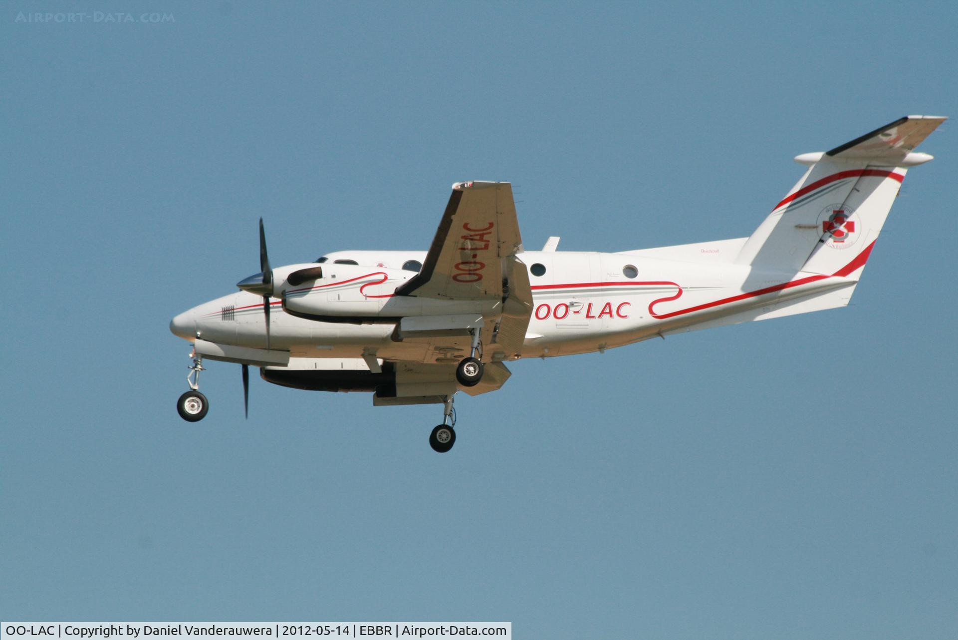 OO-LAC, 1982 Beech 200C Super King Air C/N BL-16, Descending to RWY 25L