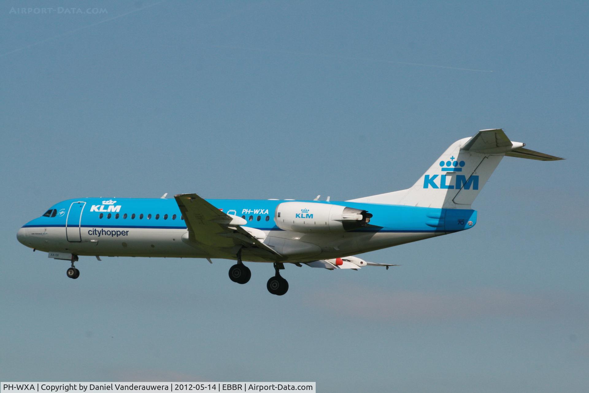 PH-WXA, 1996 Fokker 70 (F-28-0070) C/N 11570, Flight KL1723 is descending to RWY 25L