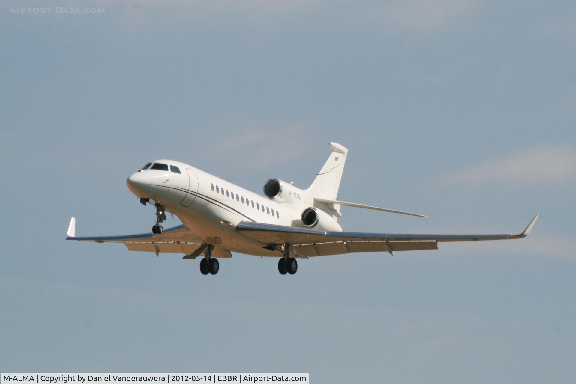 M-ALMA, 2007 Dassault Falcon 7X C/N 011, On approach to RWY 25L