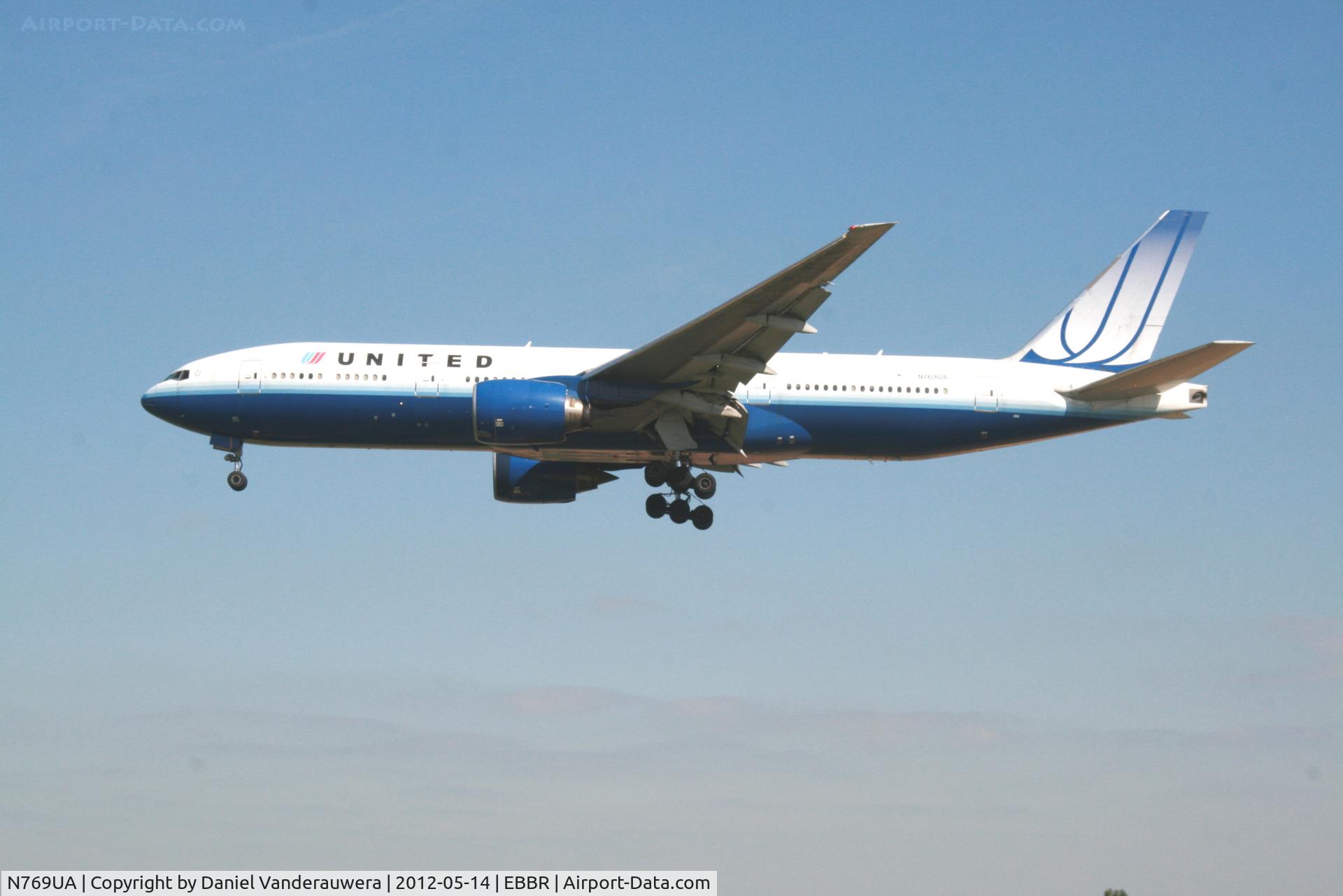 N769UA, 1995 Boeing 777-222 C/N 26921, Arrival of flight UA1761 to RWY 25L