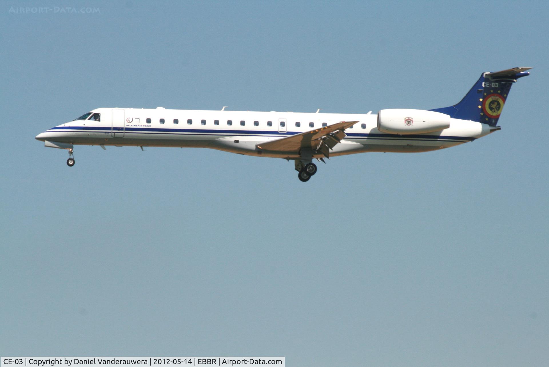 CE-03, 2001 Embraer ERJ-145LR (EMB-145LR) C/N 145526, Descending to RWY 25L