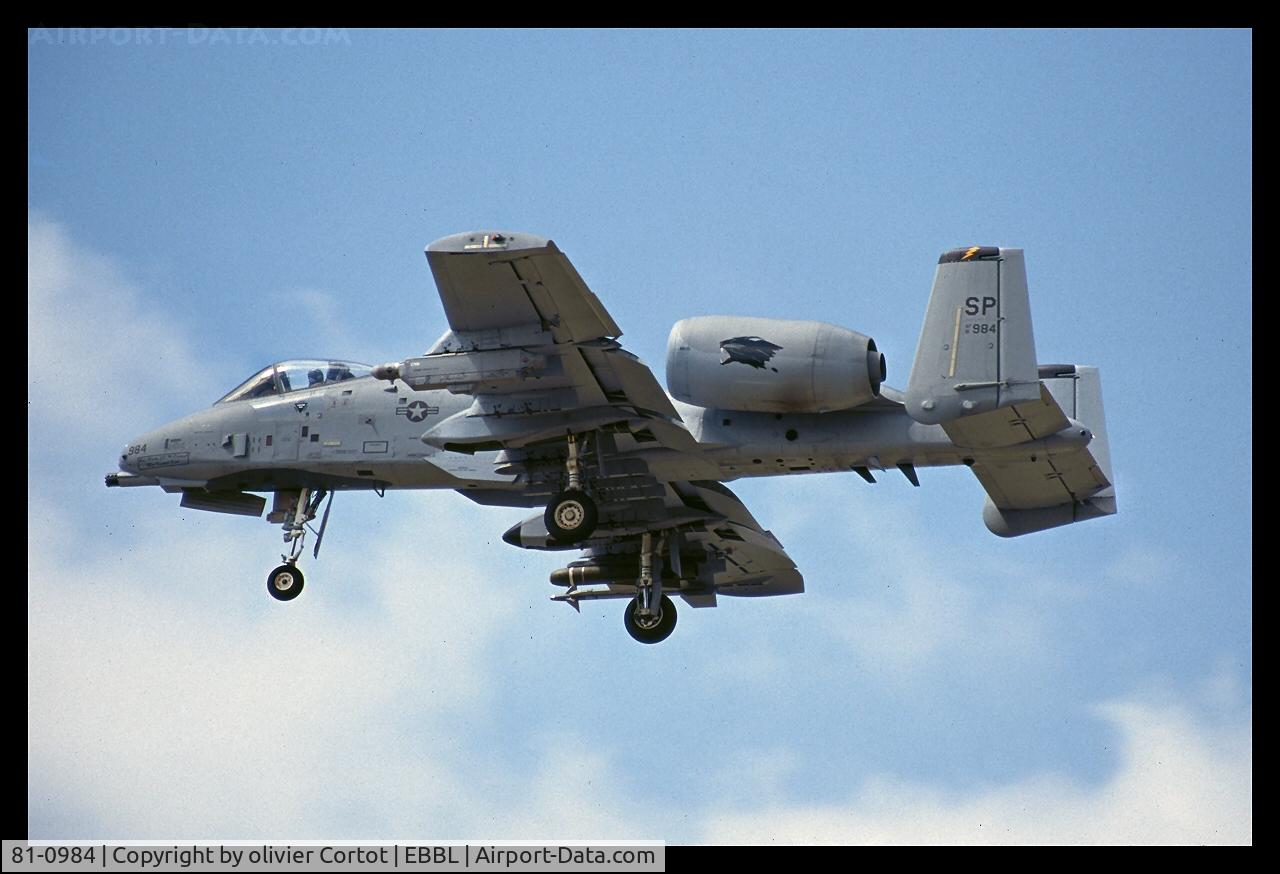 81-0984, 1981 Fairchild Republic A-10A Thunderbolt II C/N A10-0679, taking a look before landing, Kleine Brogel tigermeet 2001