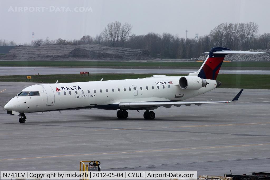 N741EV, 2004 Bombardier CRJ-701ER (CL-600-2C10) Regional Jet C/N 10155, Taxiing