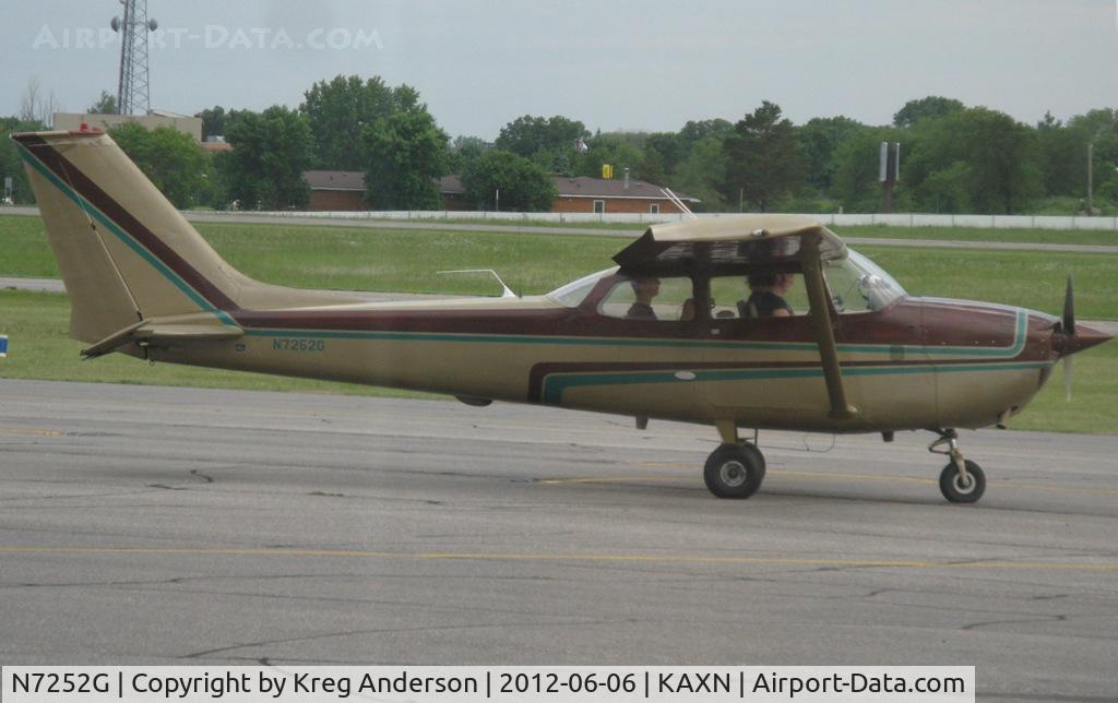 N7252G, 1970 Cessna 172K Skyhawk C/N 17258952, Cessna 172K Skyhawk departing the ramp area.