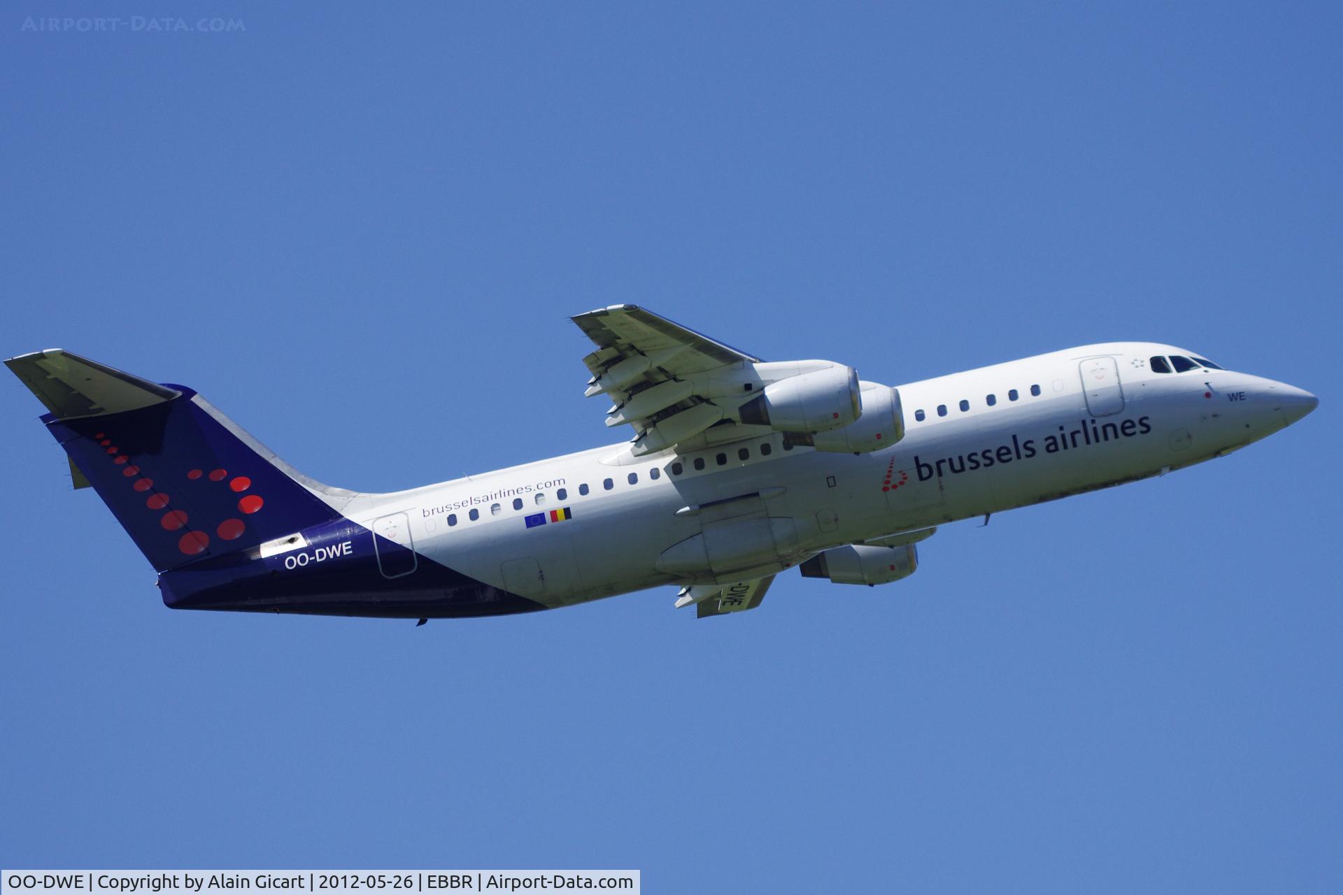 OO-DWE, 1998 British Aerospace Avro 146-RJ100 C/N E3327, Take off