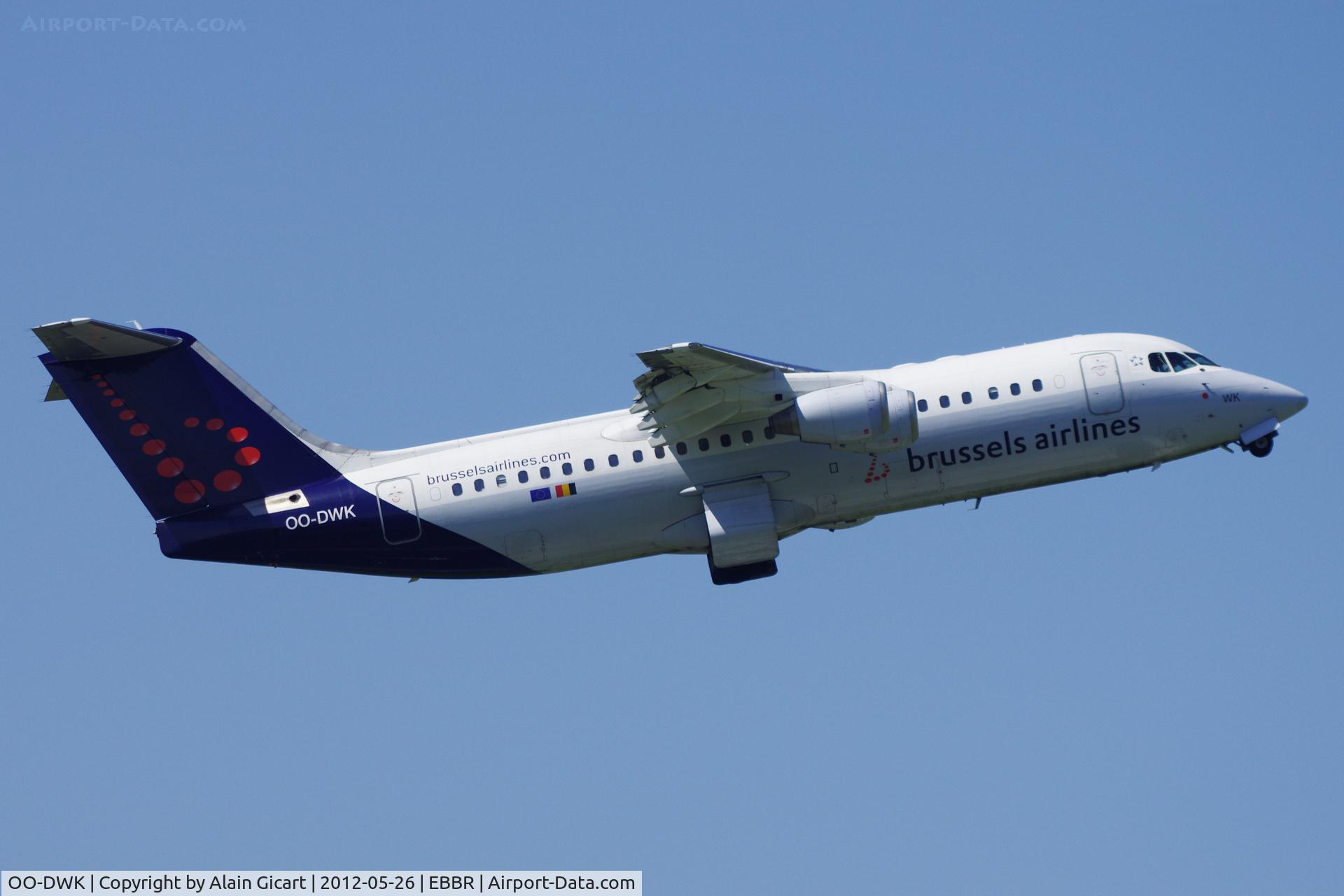 OO-DWK, 1999 British Aerospace Avro 146-RJ100 C/N E3360, Take off
