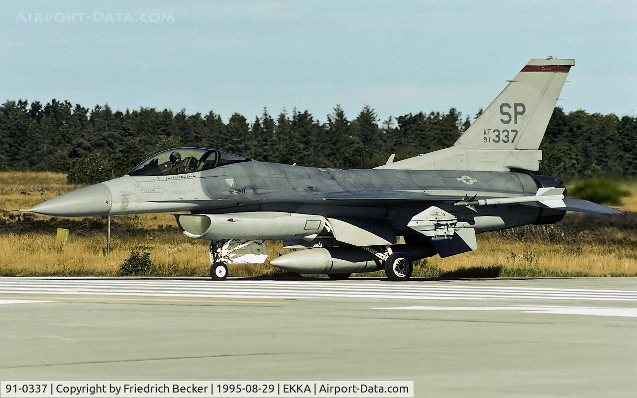 91-0337, 1991 General Dynamics F-16CJ Fighting Falcon C/N CC-35, line up for departure