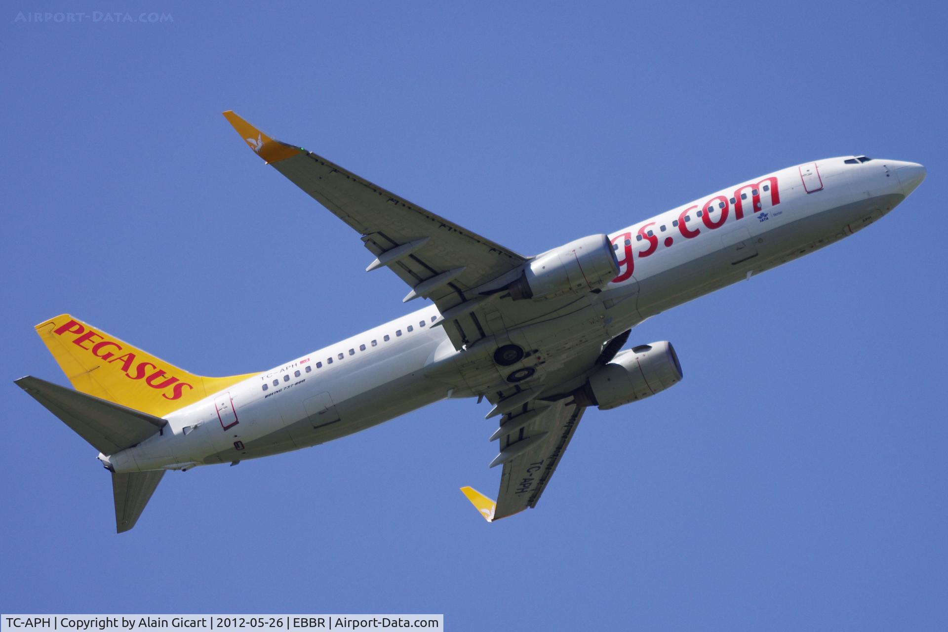 TC-APH, 2001 Boeing 737-8S3 C/N 29250/792, Take off