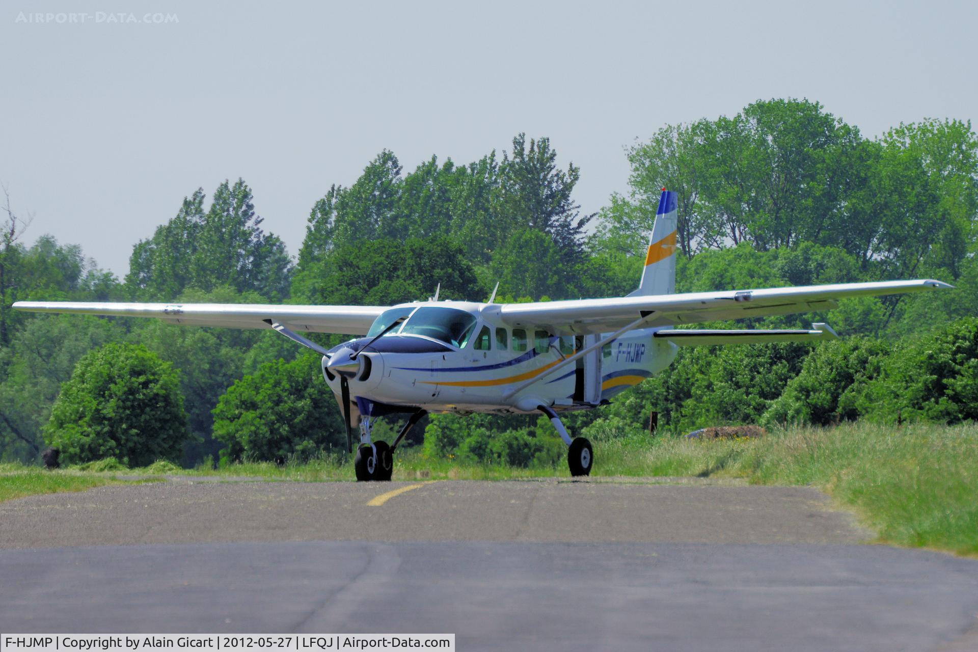 F-HJMP, 2010 Cessna 208B C/N 208B2191, Parking - Centre école régional de parachutisme de Maubeuge (France)