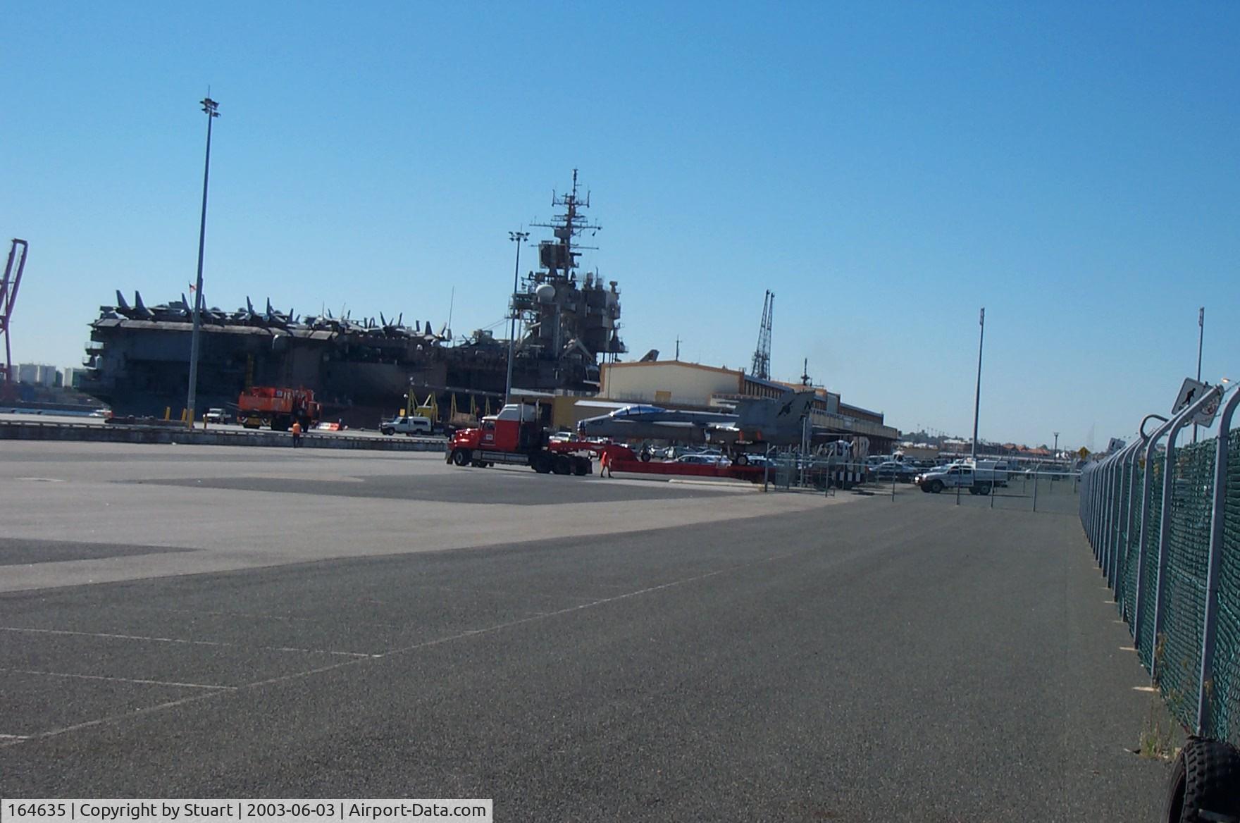 164635, 1991 McDonnell Douglas F/A-18C Hornet C/N 1052/C264, On the way to be lifted to the flight deck Perth Au 2003
