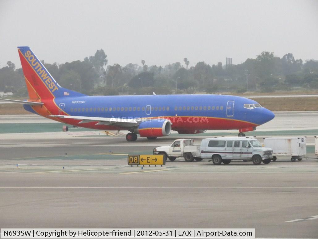 N693SW, 1985 Boeing 737-317 C/N 23174, Taxiing to runway 24L