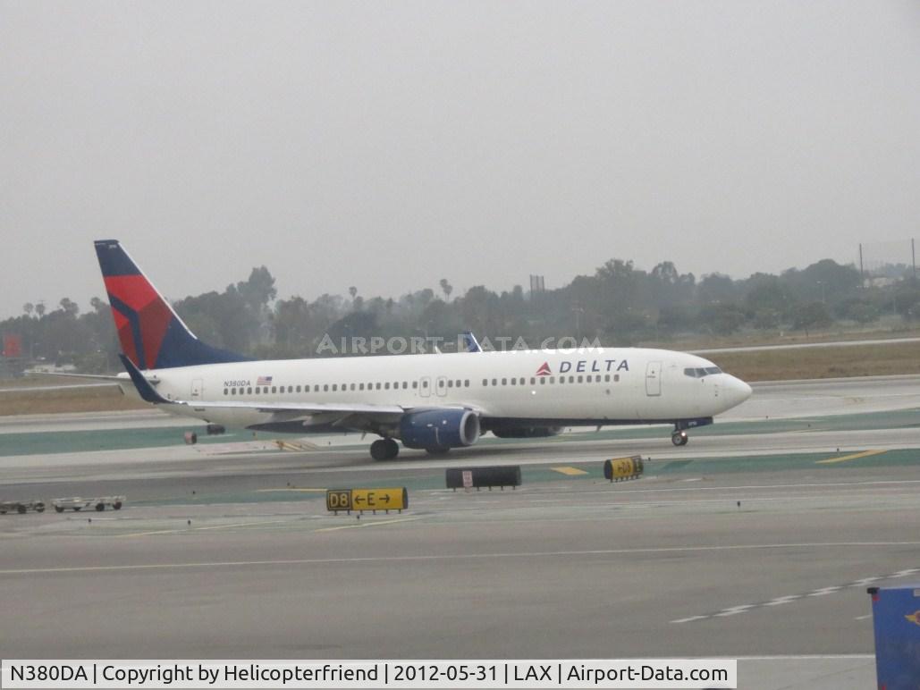 N380DA, 1999 Boeing 737-832 C/N 30266, Taxiing to 24L