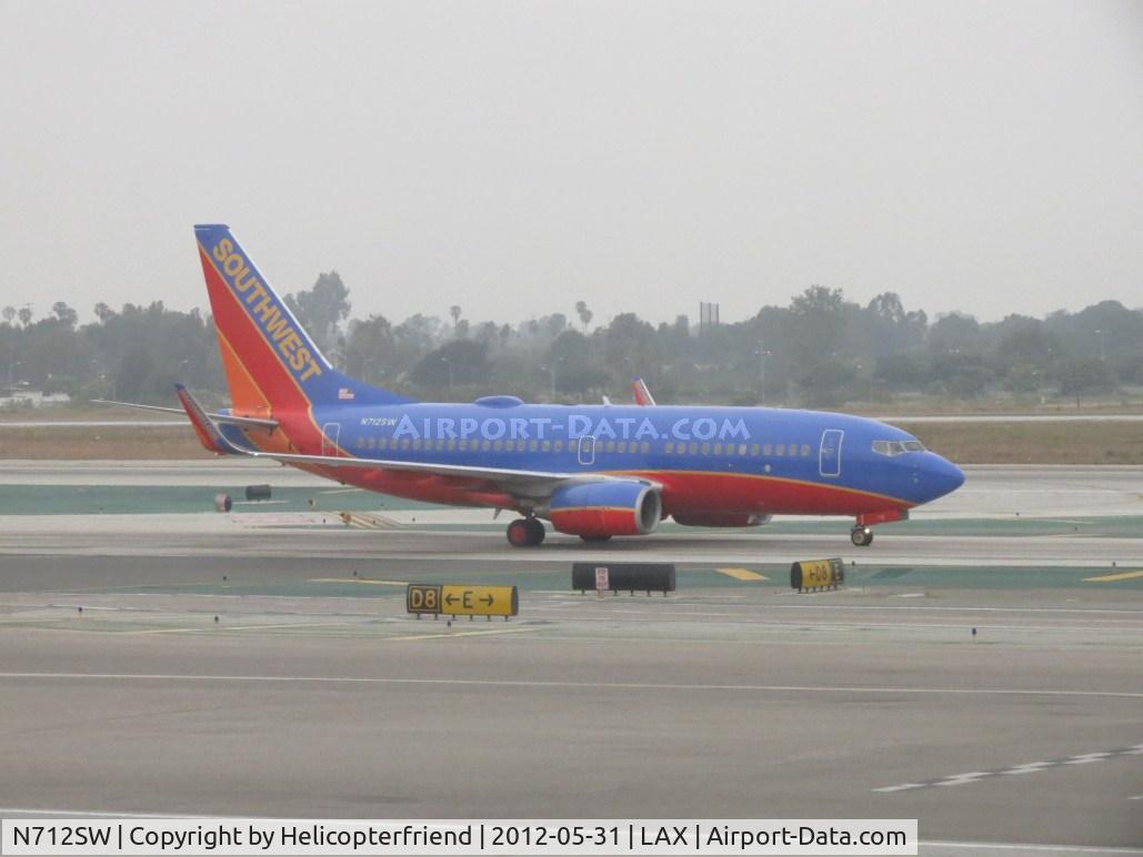 N712SW, 1998 Boeing 737-7H4 C/N 27846, Taxiing to runway 24L