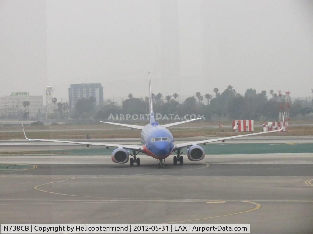 N738CB, 1999 Boeing 737-7H4 C/N 27870, Taxiing into terminal area