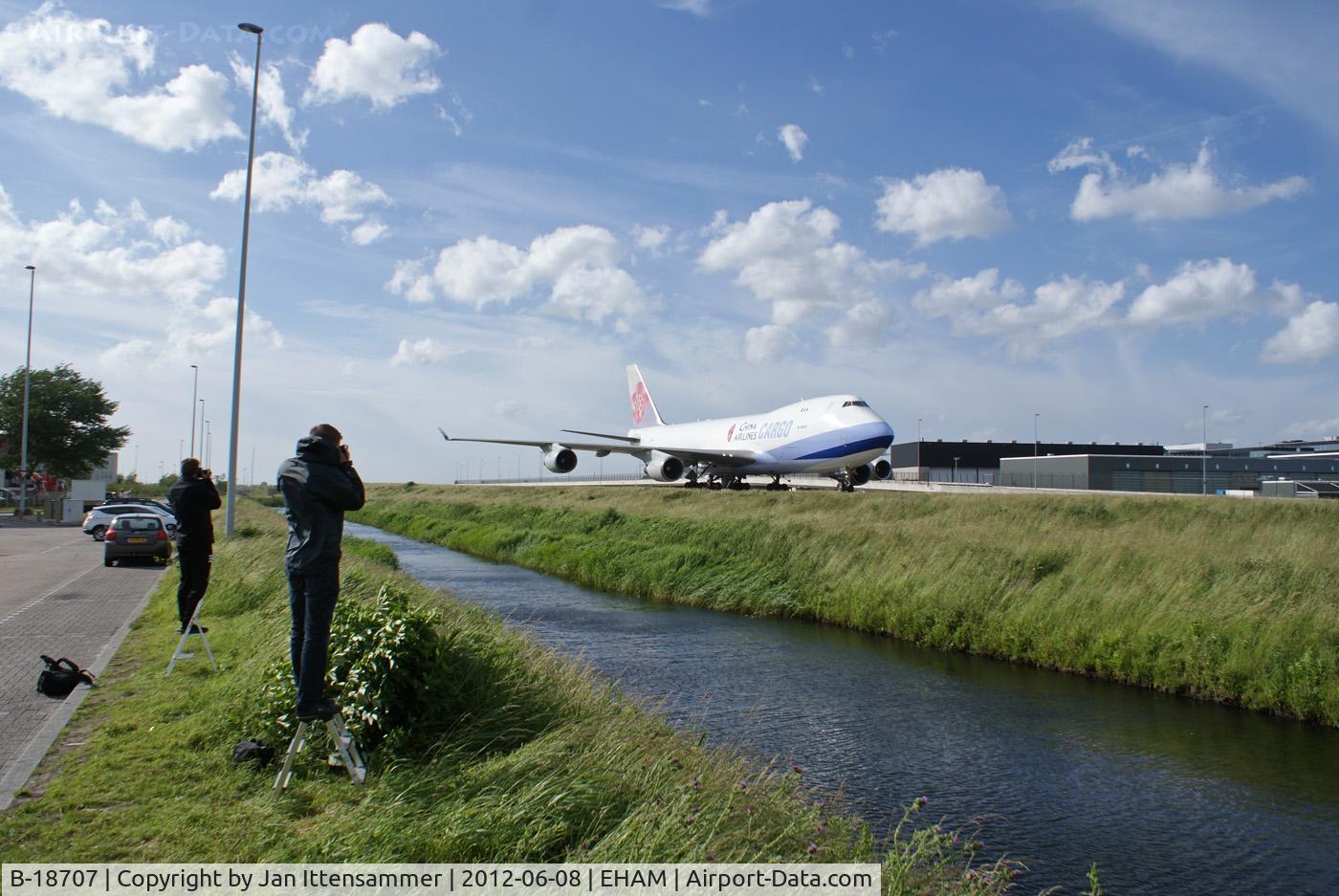 B-18707, 2001 Boeing 747-409F/SCD C/N 30764, Spotting the spotters