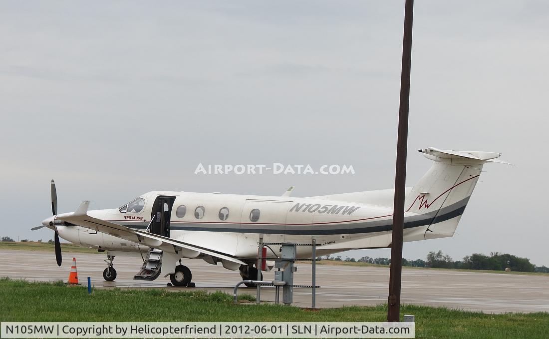 N105MW, 1998 Pilatus PC-12/45 C/N 235, Preparing to load passengers
