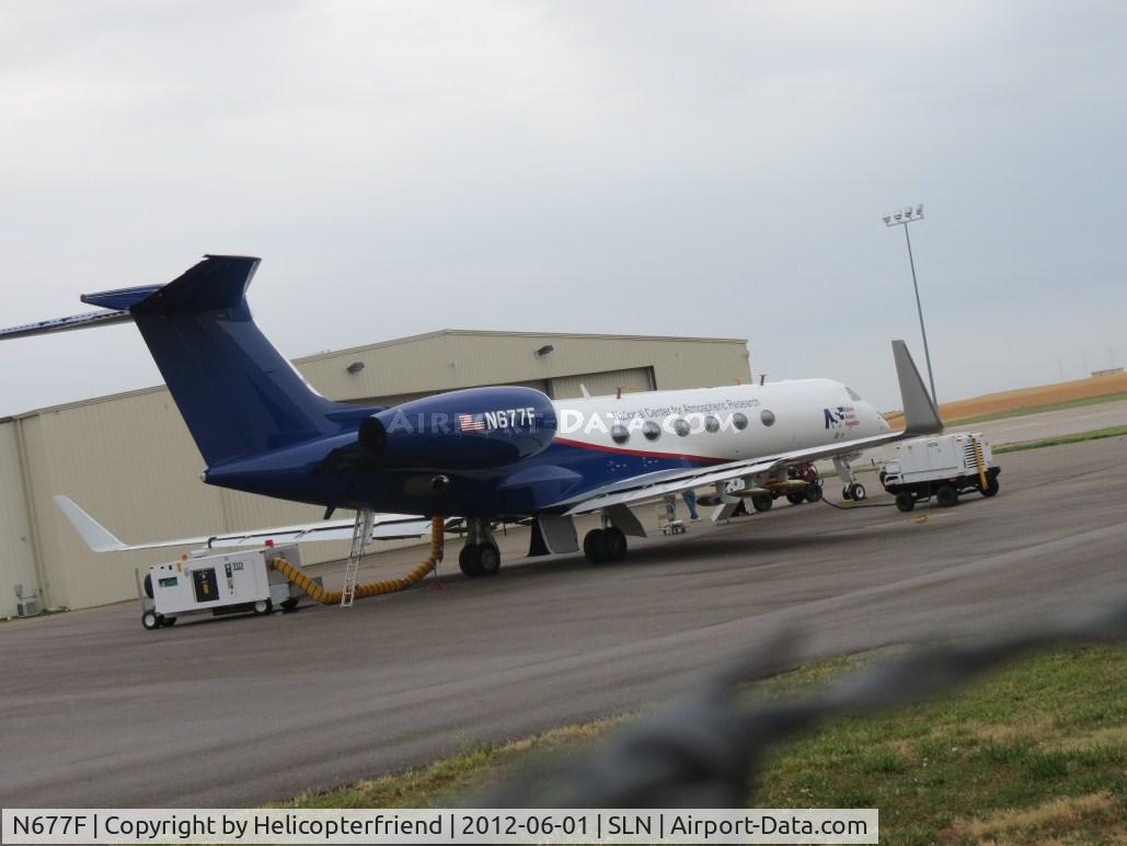 N677F, 2002 Gulfstream Aerospace G-V C/N 677, Parked and unloading