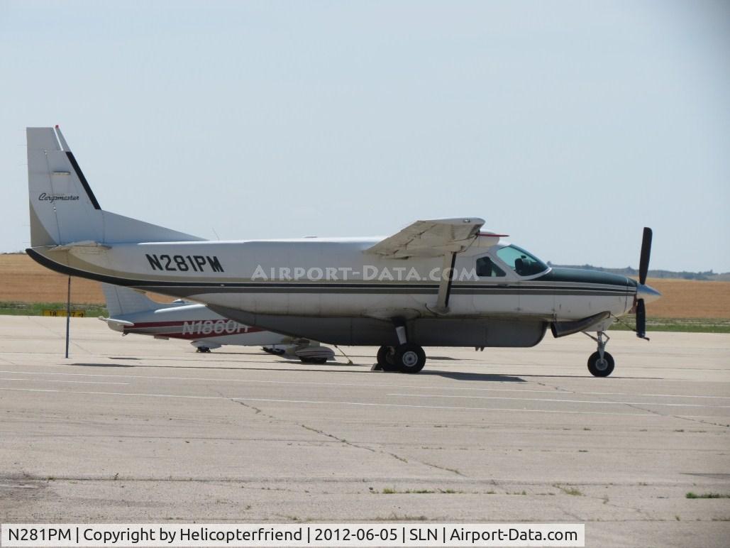 N281PM, 2001 Cessna 208B Grand Caravan C/N 208B-0902, Parked