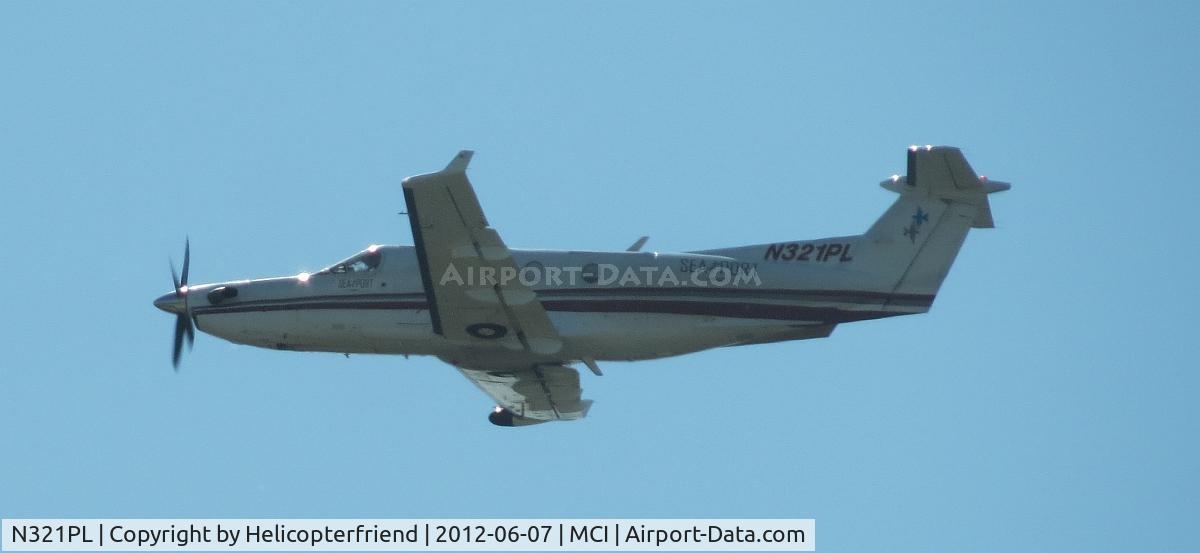 N321PL, 2000 Pilatus PC-12/45 C/N 321, After exchanging passengers, she's taking off from 19R