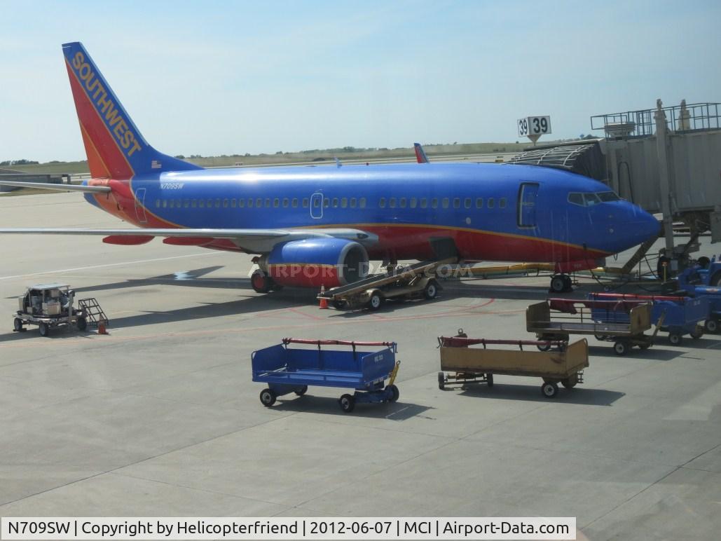 N709SW, 1998 Boeing 737-7H4 C/N 27843, Being boarded and havin luggage loaded at Terminal 39