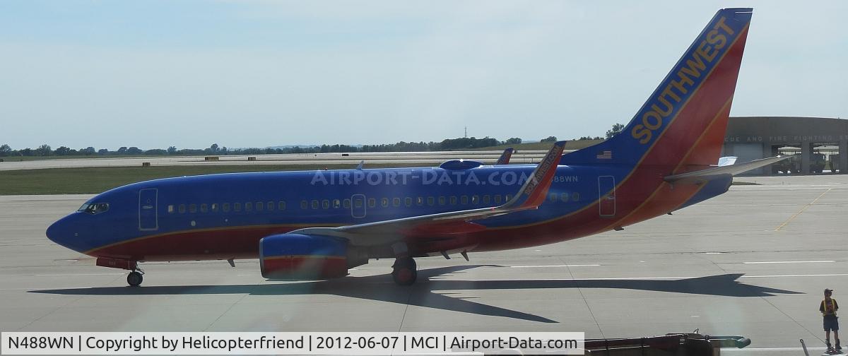 N488WN, 2004 Boeing 737-7H4 C/N 33853, Taxiing to assigned gate
