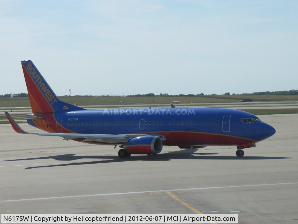 N617SW, 1995 Boeing 737-3H4 C/N 27700, Turning to the left and taxing for take off